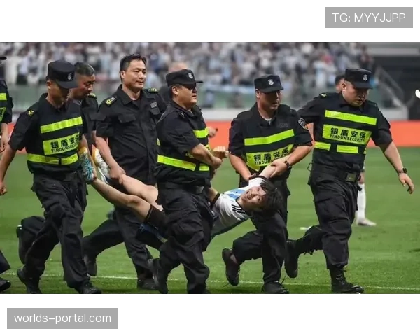 赛场花絮：小球迷冲入场内求合影，保安快速带离未影响比赛